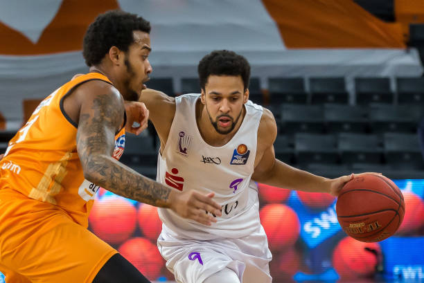 的防守型中 的防守型中