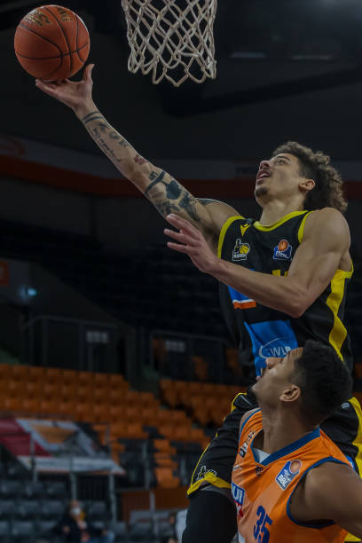 多年轻人开 多年轻人开